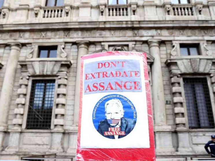 Svolta all'orizzonte per Assange: «Sta patteggiando con gli Usa»