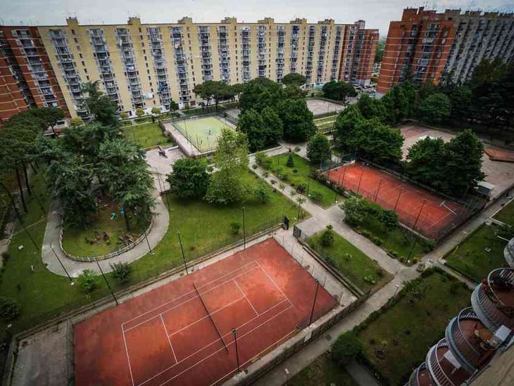 Botte tra mamme a Scampia. E i bambini stanno a guardare