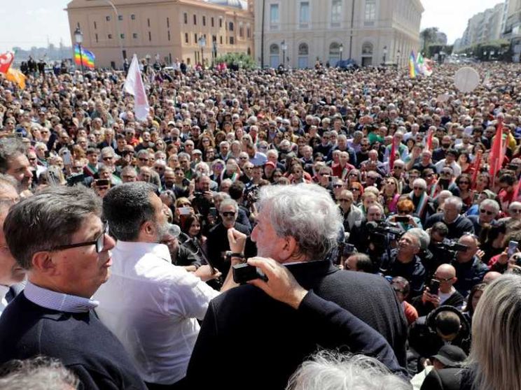 «Giù le mani da Bari», in 10mila in piazza per il sindaco Decaro
