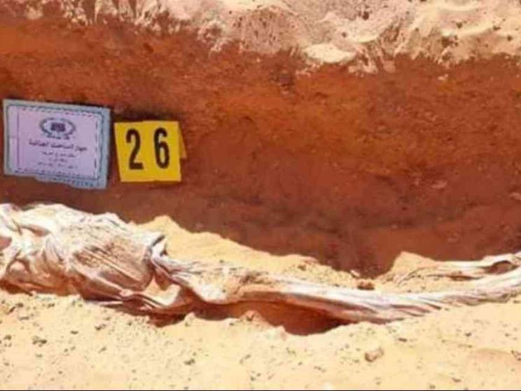 Orrore nel deserto della Libia, scoperta una fossa comune