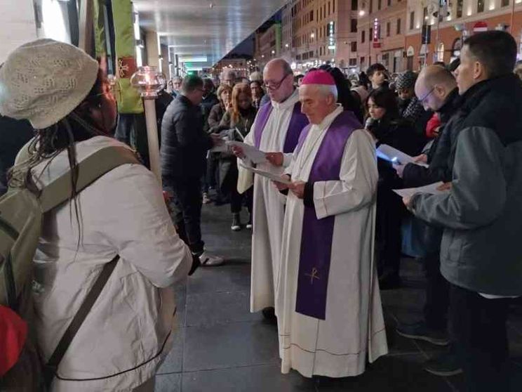 La Via Crucis dei senza dimora davanti alla Stazione Termini