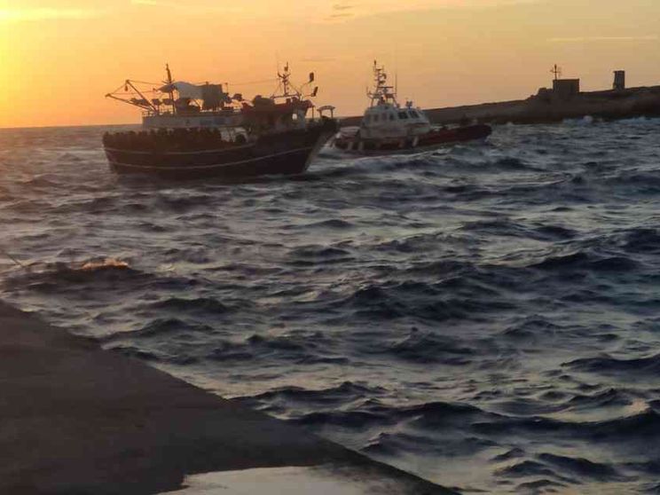 Petroliera salva 139 migranti. Ma tre sono dispersi