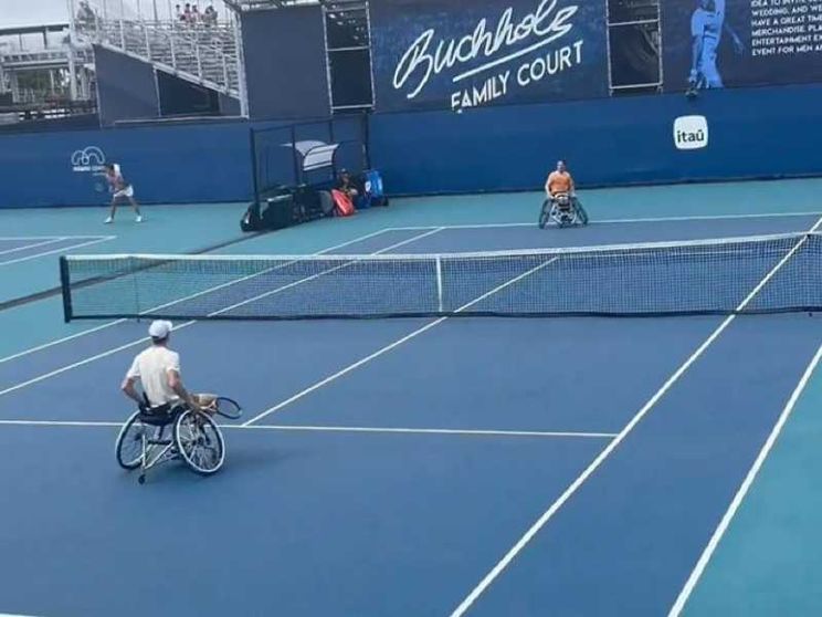 La partita di Sinner in sedia a rotelle col campione Alfie Hewett