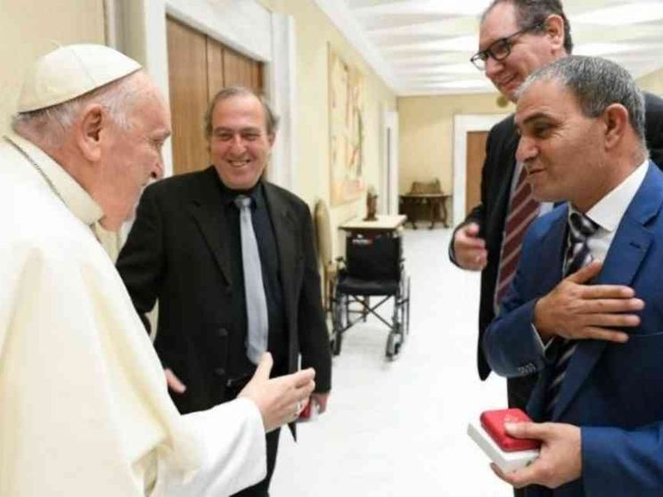 Il Papa abbraccia i padri (arabo e israeliano) di due bimbe uccise in guerra