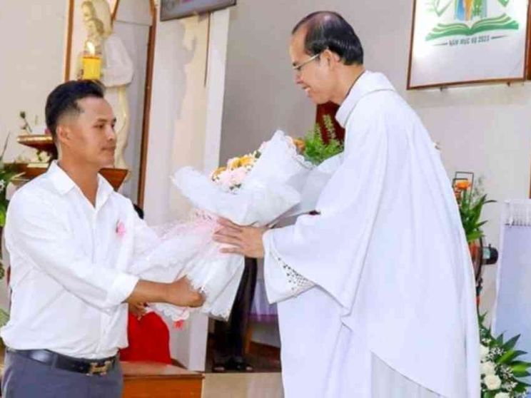 Aiutato dai cristiani che perseguitava giovane vietnamita chiede il Battesimo