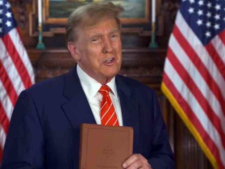 Trump ora si mette a vendere Bibbie “patriottiche”