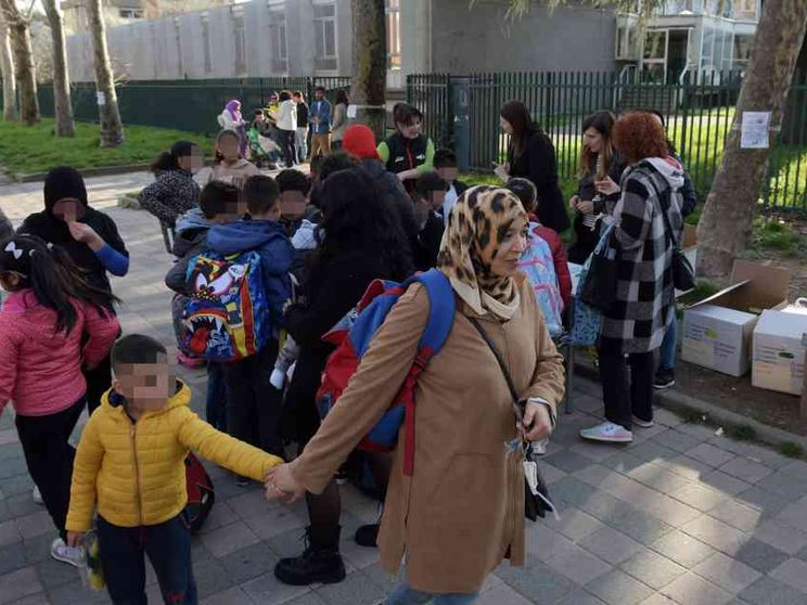 Pioltello, striscione contro il preside