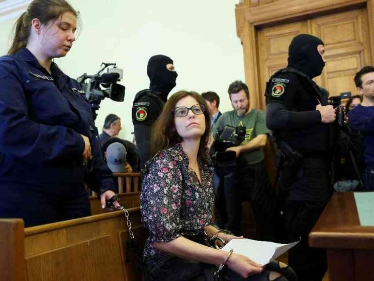 Ilaria Salis resta ai domiciliari. In aula di nuovo con manette e catene