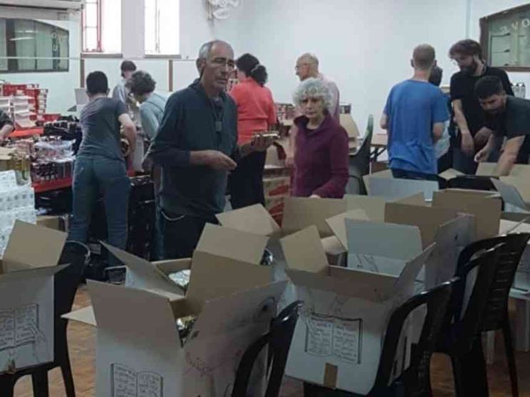 Pacifisti e rabbini israeliani sfamano i palestinesi