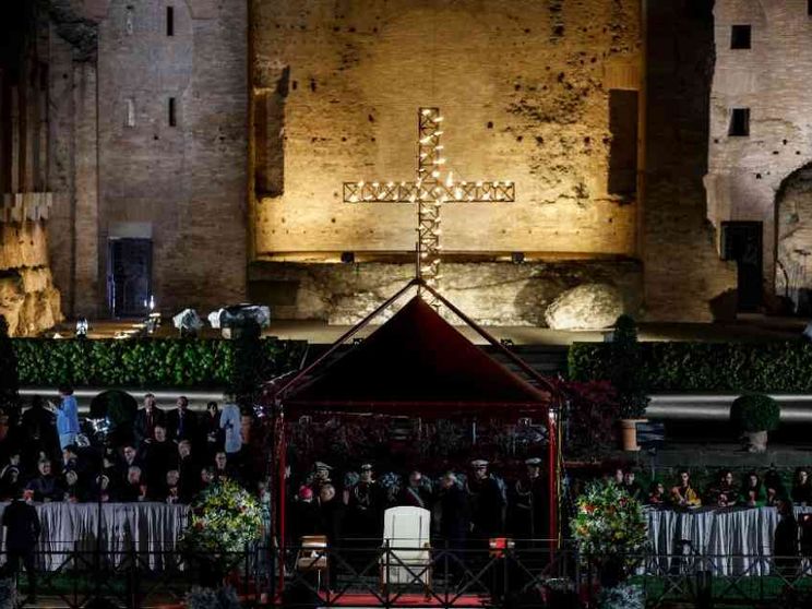 La Via Crucis senza il Papa al Colosseo: «Cristo negli umiliati»
