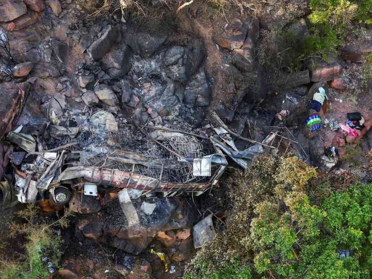 Bus di pellegrini precipita in un burrone e va fuoco: 45 morti