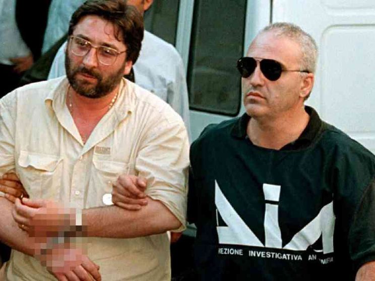 Si pente Sandokan custode di segreti su omicidi, rifiuti, intrecci politici