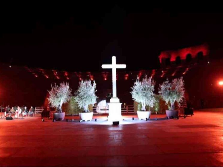 Verona, la Via Crucis nell’Arena. Giustizia e Pace accanto a Gesù