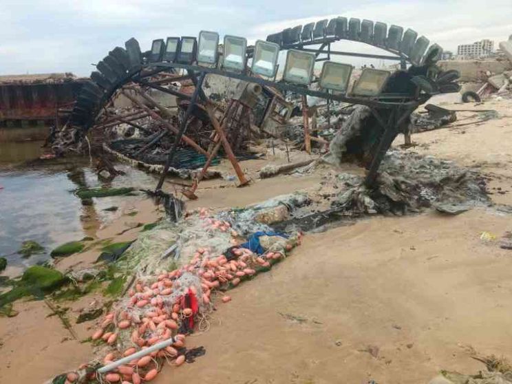 Nel cimitero delle barche distrutte: «La nostra condanna è già scritta»