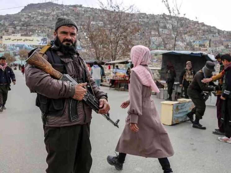 I taleban alzano il tiro: «Lapidazione in pubblico delle adultere»