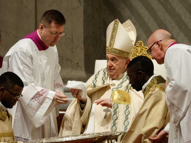 Il Papa: «Gesù Risorto rimuove i macigni della morte»