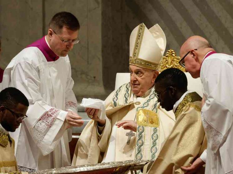 Il Papa: «Gesù Risorto rimuove i macigni della morte»