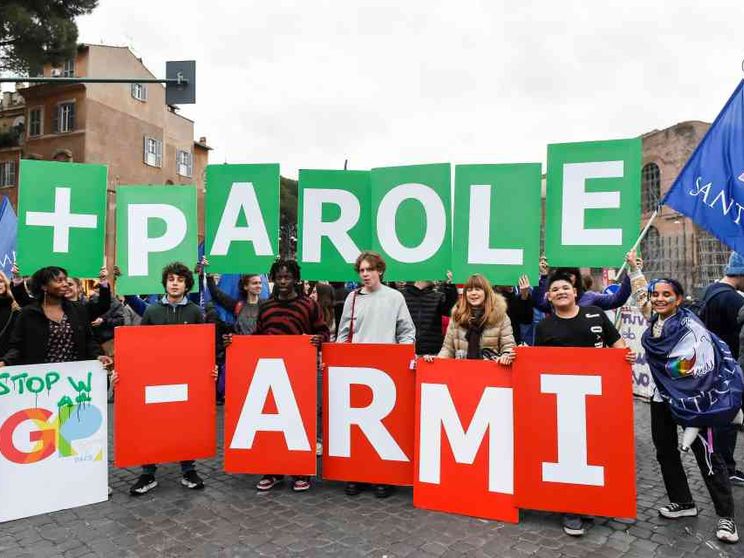 Bandiere bianche di pace e corpi civili. «Si apra il negoziato»