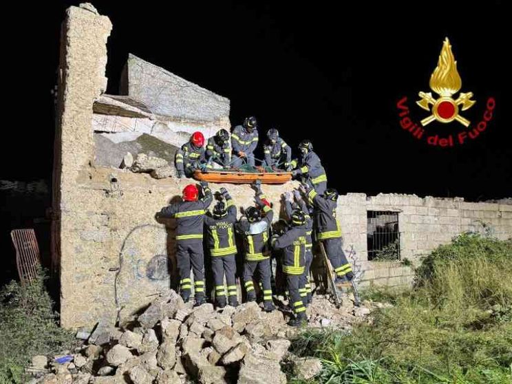 Crolla solaio di casa diroccata: morti due ragazzini. Salvo l'amico