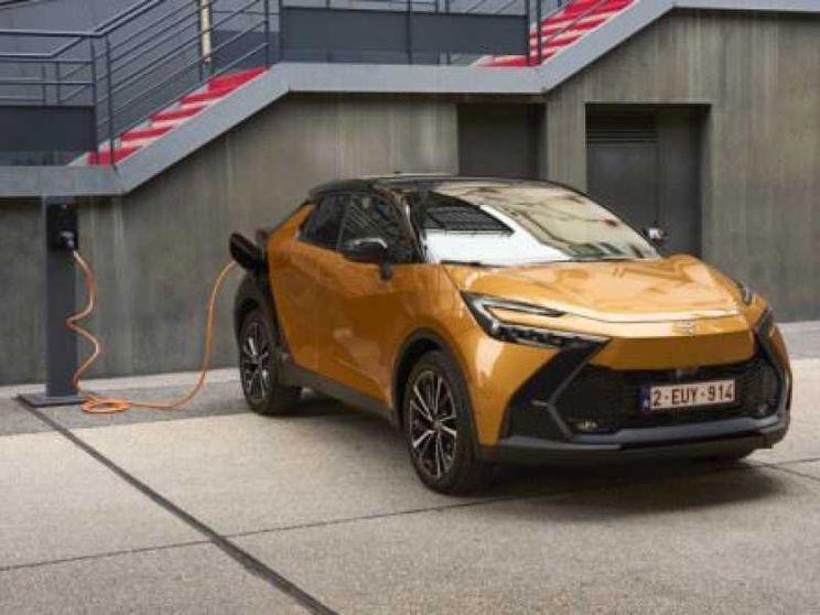 Toyota CH-R si attacca alla spina e fa il pieno di intelligenza