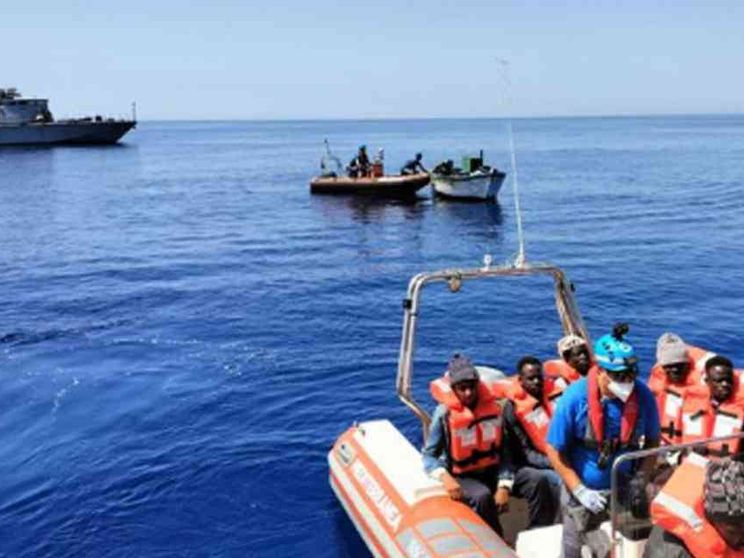 La Mare Jonio salva 58 migranti, i libici sparano