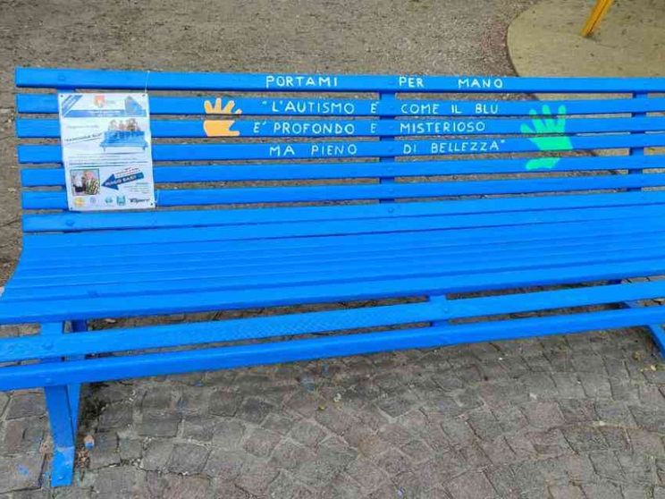A Milano una panchina blu per l'autismo