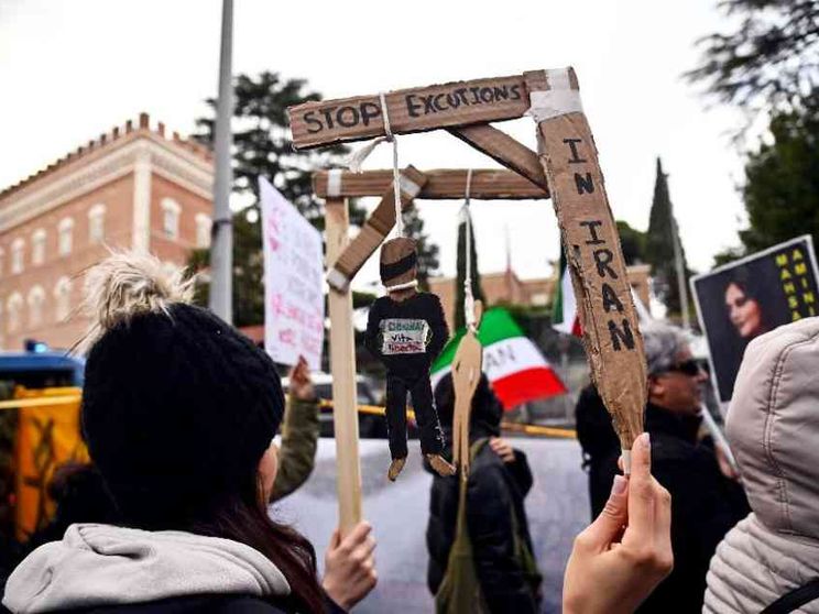 Iran, il boia non si ferma più: nel 2023 oltre 850 esecuzioni