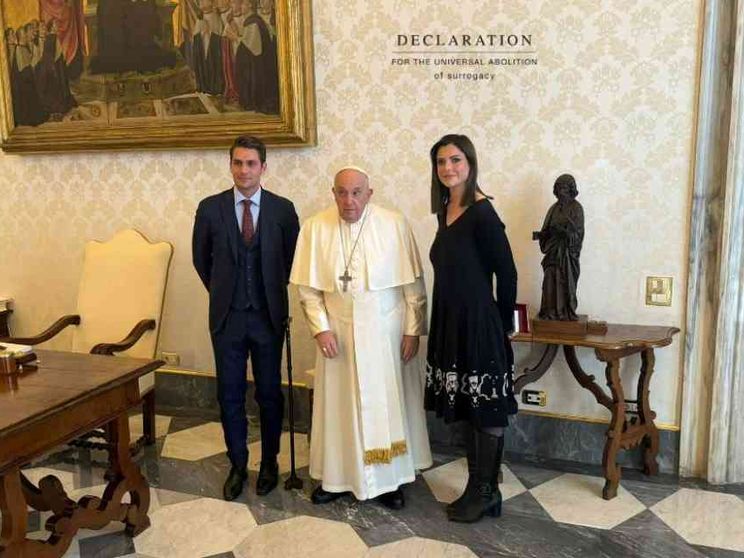 Il Papa incontra Olivia Maurel, testimonial contro l'utero in affitto