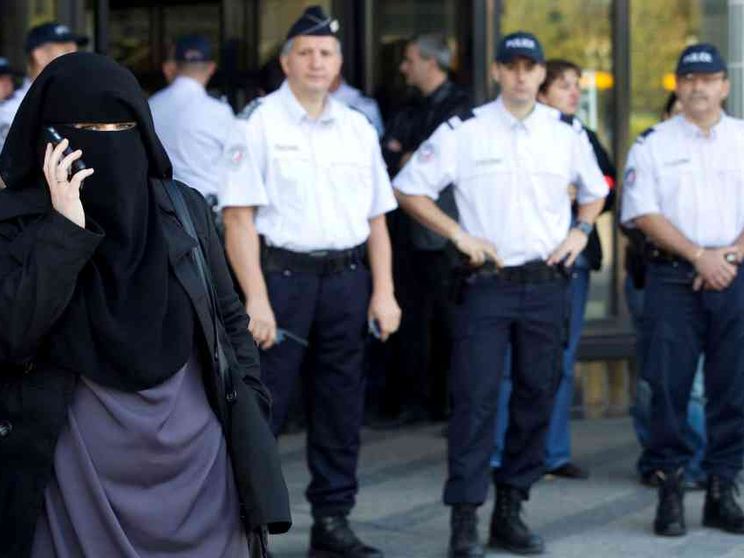 Tredicenne picchiata a sangue dai coetanei perché non portava il velo