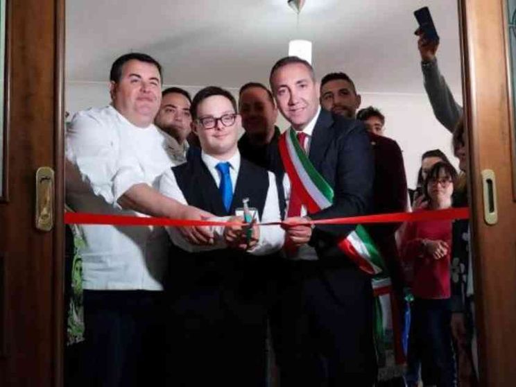 I ragazzi down a lezione di alta cucina nell’ex casa del boss