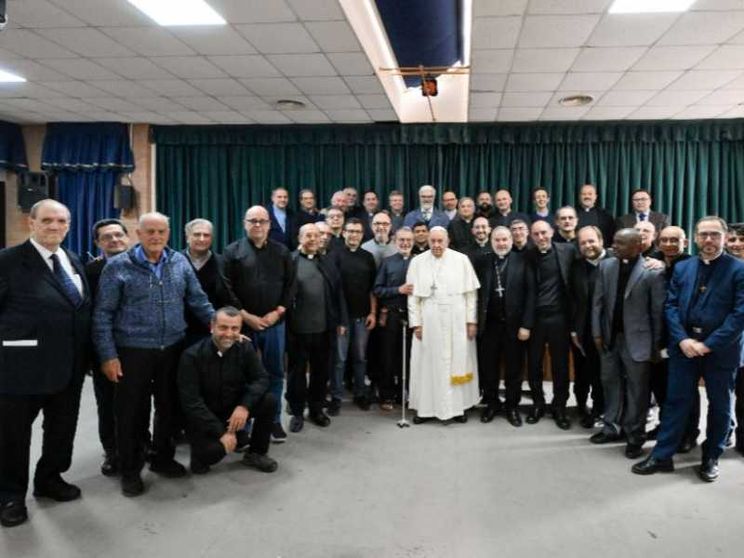 Il Papa in mezzo ai "suoi" preti di periferia