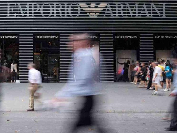 Turni massacranti e sfruttamento, un'altra bufera sulla moda. Tocca ad Armani