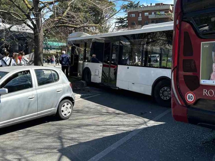 Roma, scontro fra bus: 15 feriti, codice rosso per una bimba di due mesi