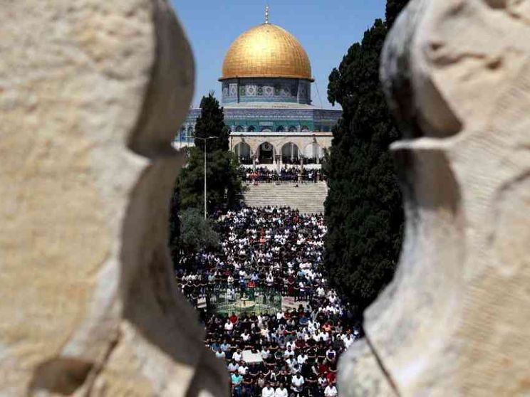 Il giorno più lungo di Gerusalemme: 100mila ad al-Aqsa, «l'Iran colpirà»