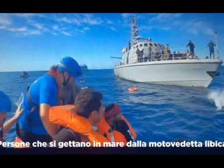 Le urla, i migranti in mare. L’attacco della Guardia costiera libica