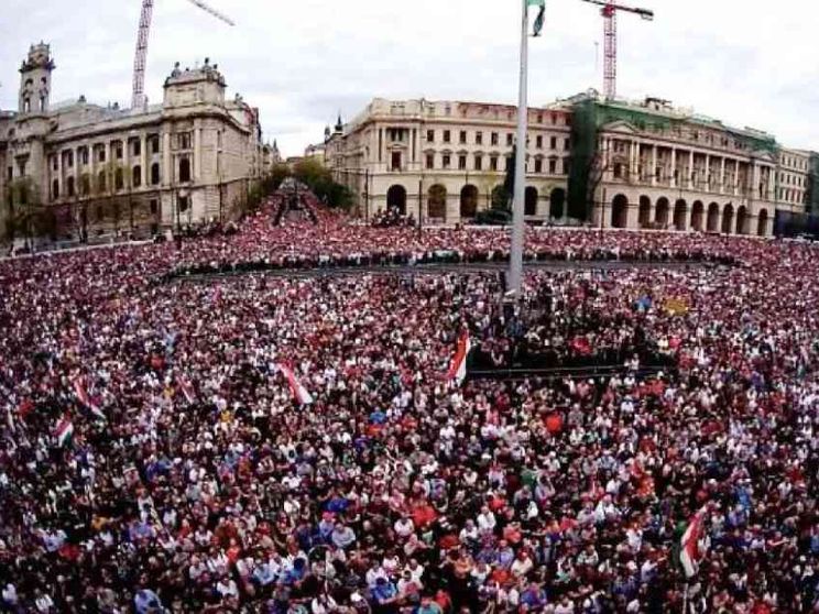 La sfida di Magyar: «Siamo centomila in piazza a Budapest per cacciare Orbán»