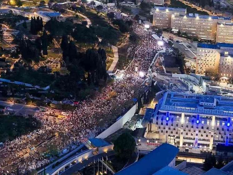 Netanyahu accusato da ex 007 e generali: «Impedisce il ritorno degli ostaggi»