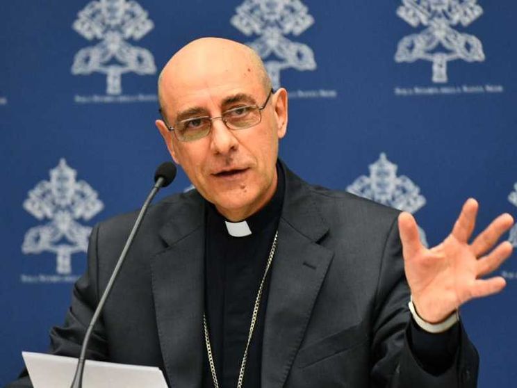 Il cardinale Fernandez: «Decriminalizzare l'omosessualità»