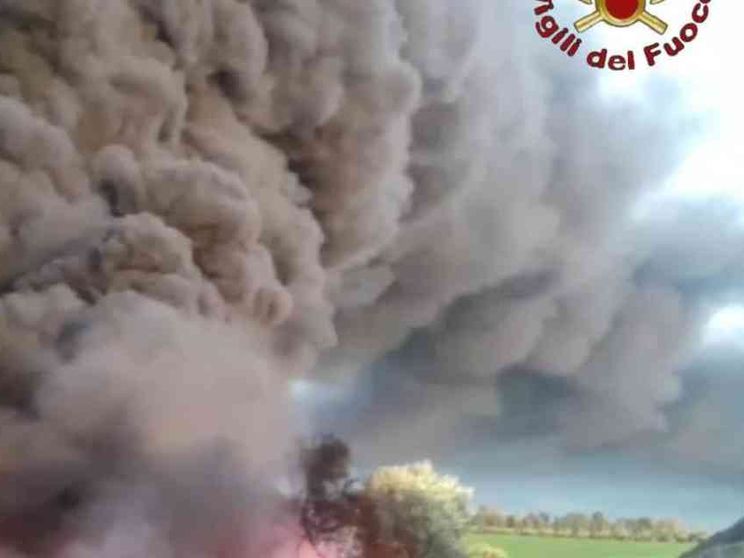 Brucia da stamane discarica abusiva ad Ardea (Roma)