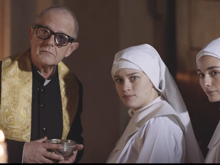 L'Eucaristia e la patatina. Spot in tripla versione, una blasfema