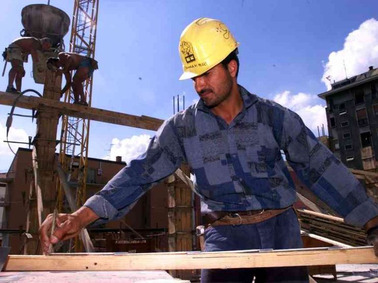 Dove vanno i soldi guadagnati delle persone immigrate in Italia