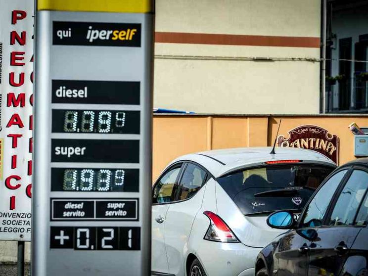 In autostrada la benzina è arrivata a costare 2,5 euro al litro