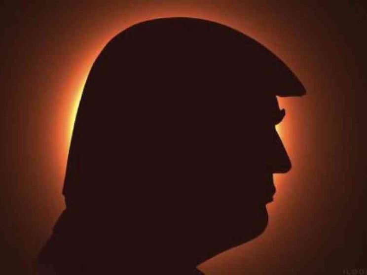 Tatuaggi, spot elettorali e lo spettacolo del cosmo: l'eclissi in 12 immagini