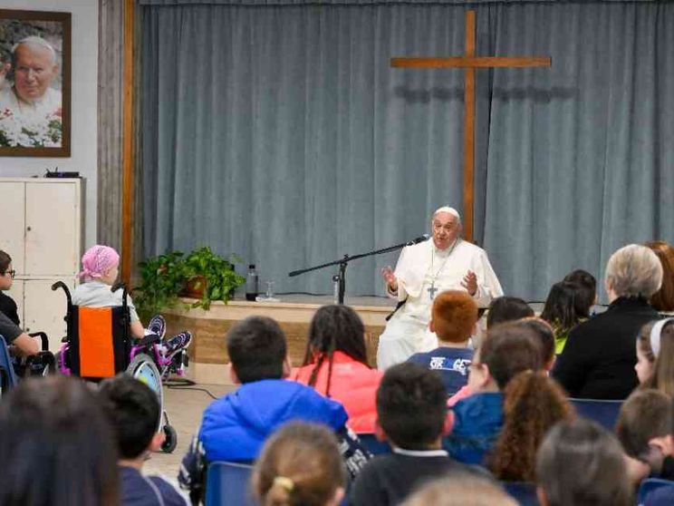 Il Papa catechista tra i bambini: bisogna imparare a chiedere scusa