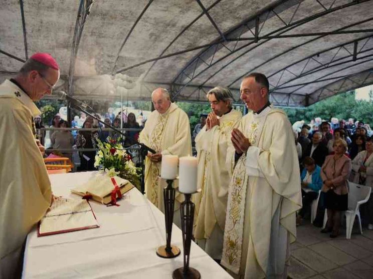 Pesaro, a due a due in ogni casa. E un tendone per la Messa