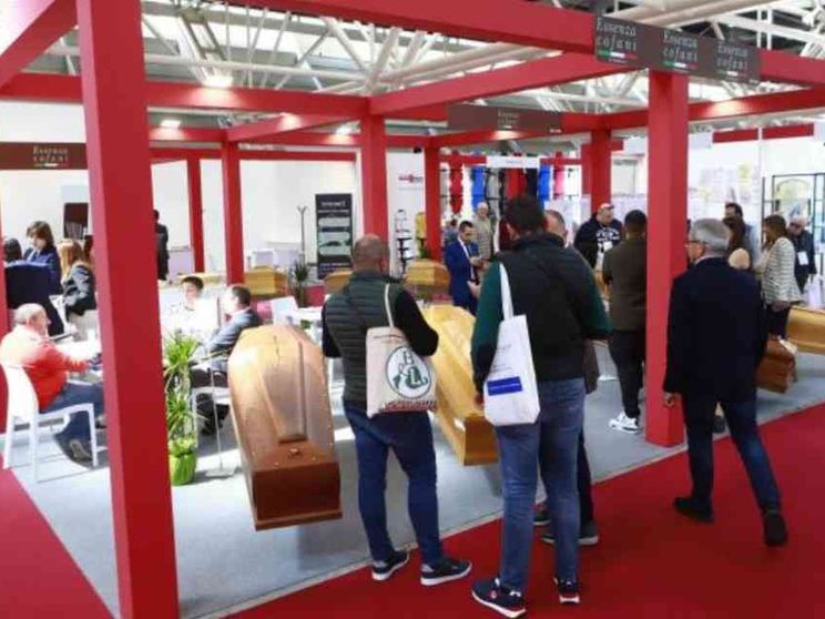 Alla fiera del funerale, dove la morte si fa degna. E molto tecnologica