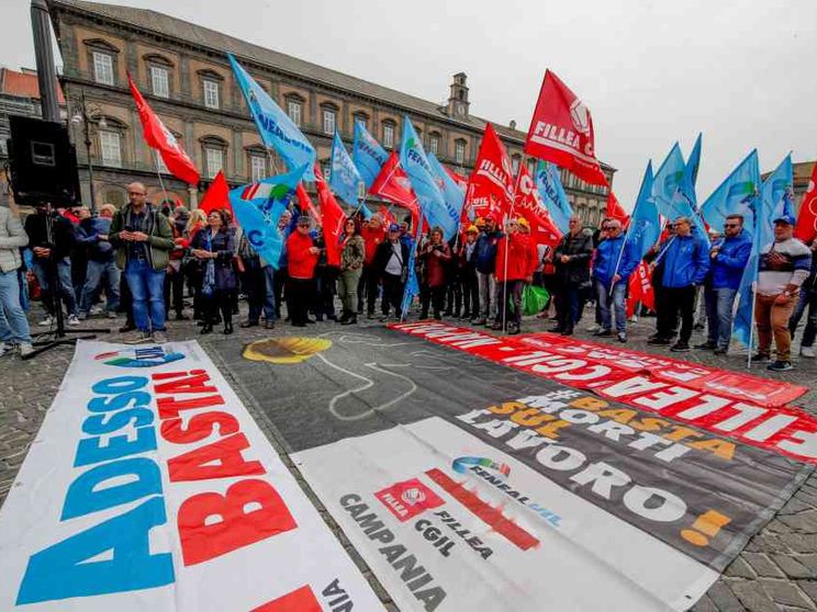 Morti sul lavoro, corteo a Bologna. Landini: perché la Cisl non c'è?