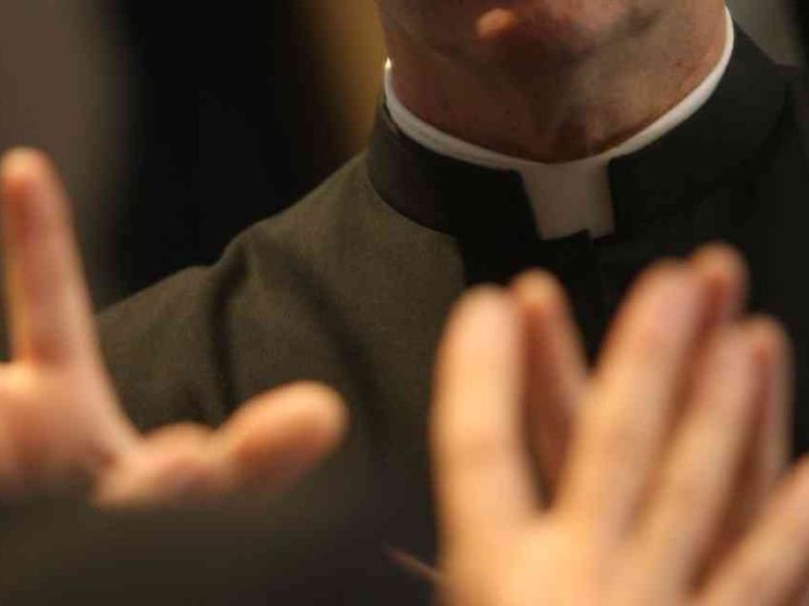 Preti, la relazione affettiva con l'altro sesso? Passa dall'amore celibe