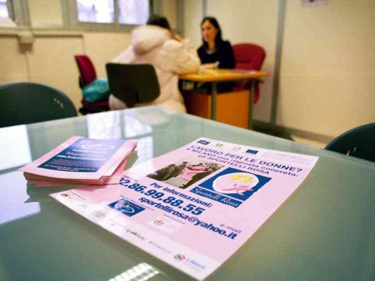 “Pro life” nei consultori, opposizioni in rivolta. Ma li prevede la legge 194