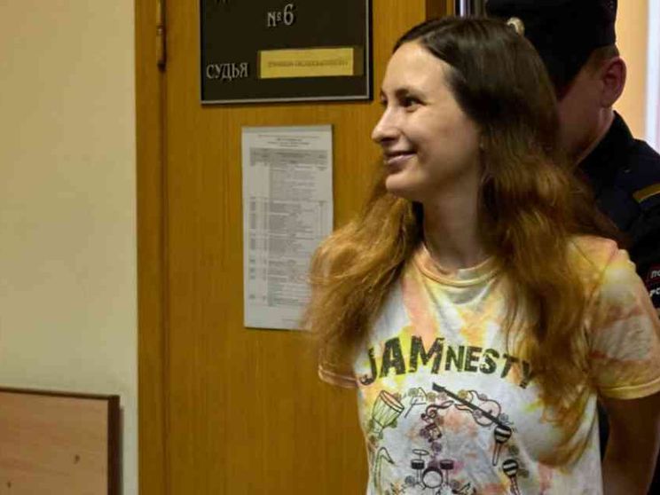 Sette anni per i cartellini anti-guerra. «Mia figlia rischia la morte in cella»